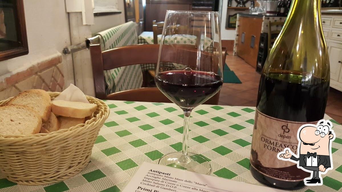 Siediti a un tavolo di Antica Trattoria Maria Del Porto.