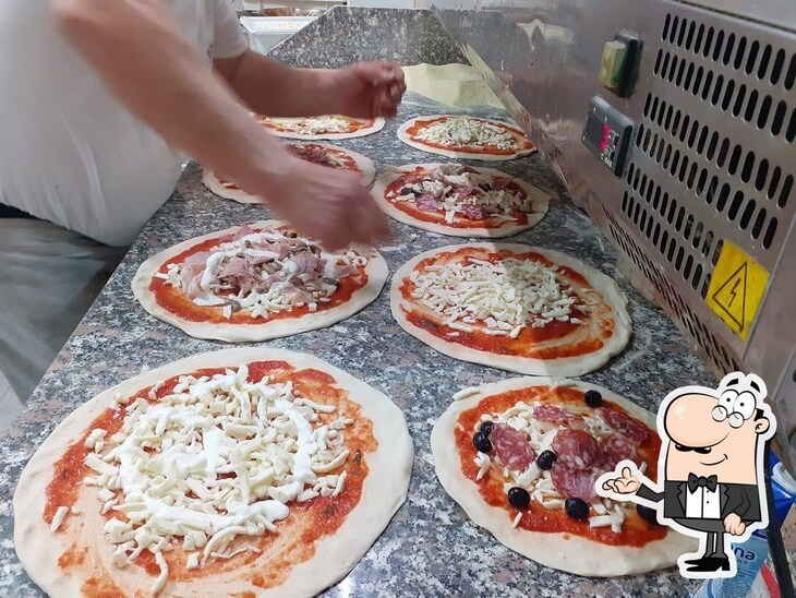 Dai un'occhiata agli interni di Nanni' Pizza.