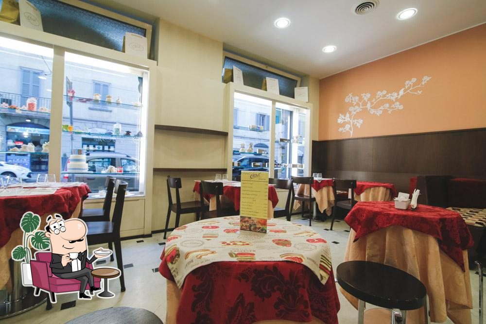 Dai un'occhiata agli interni di Pasticceria Clivati.