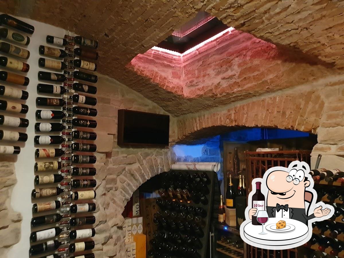 Prenditi  un bicchiere di vino a De'Bardi Ristorante Enoteca Buchetta del Vino.