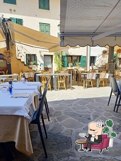 Siediti a un tavolo di Savial.