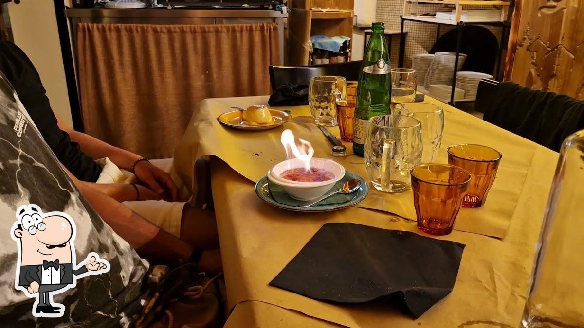 Dai un'occhiata agli interni di Pizzeria Trattoria La Bersagliera.