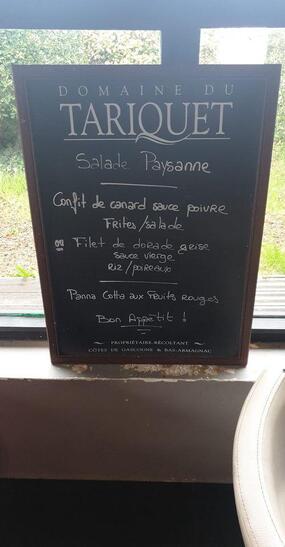 Essayez les plats du jour affichés sur le tableau.