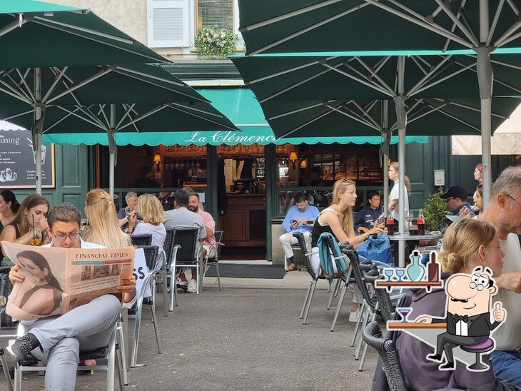 Installez-vous à l'une des tables de Café La Clémence.