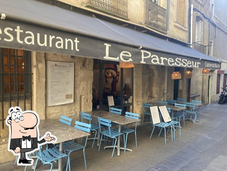 Installez-vous à l'une des tables de le paresseur.