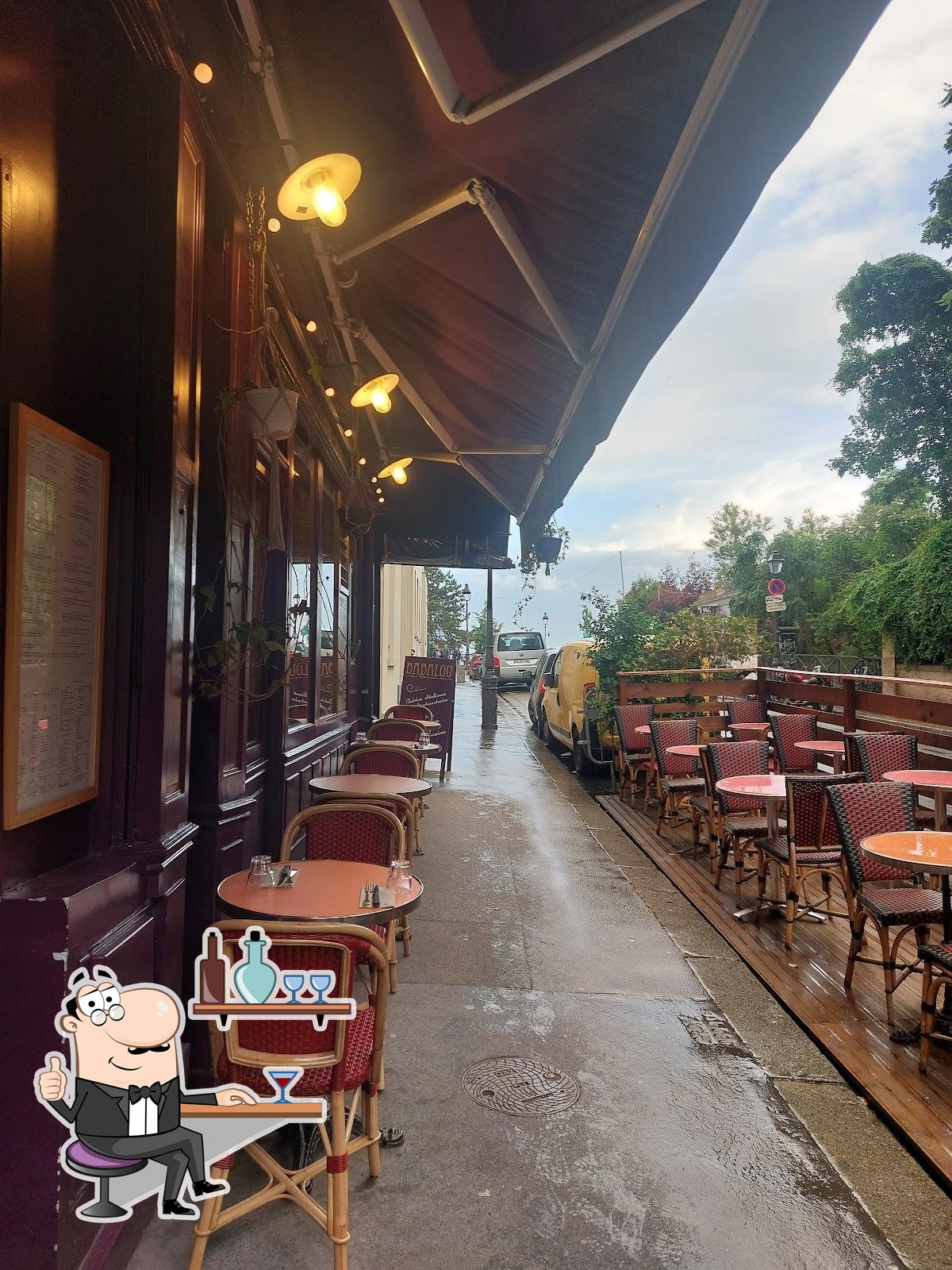 Installez-vous à l'une des tables de Babalou.