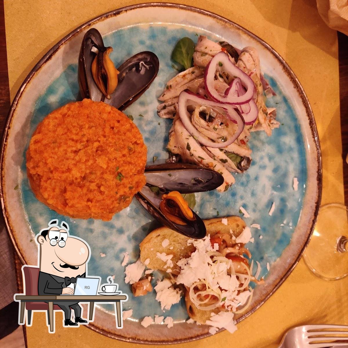 Siediti a un tavolo di 57025 Bistrot. Siediti a un tavolo di 57025 Bistrot.