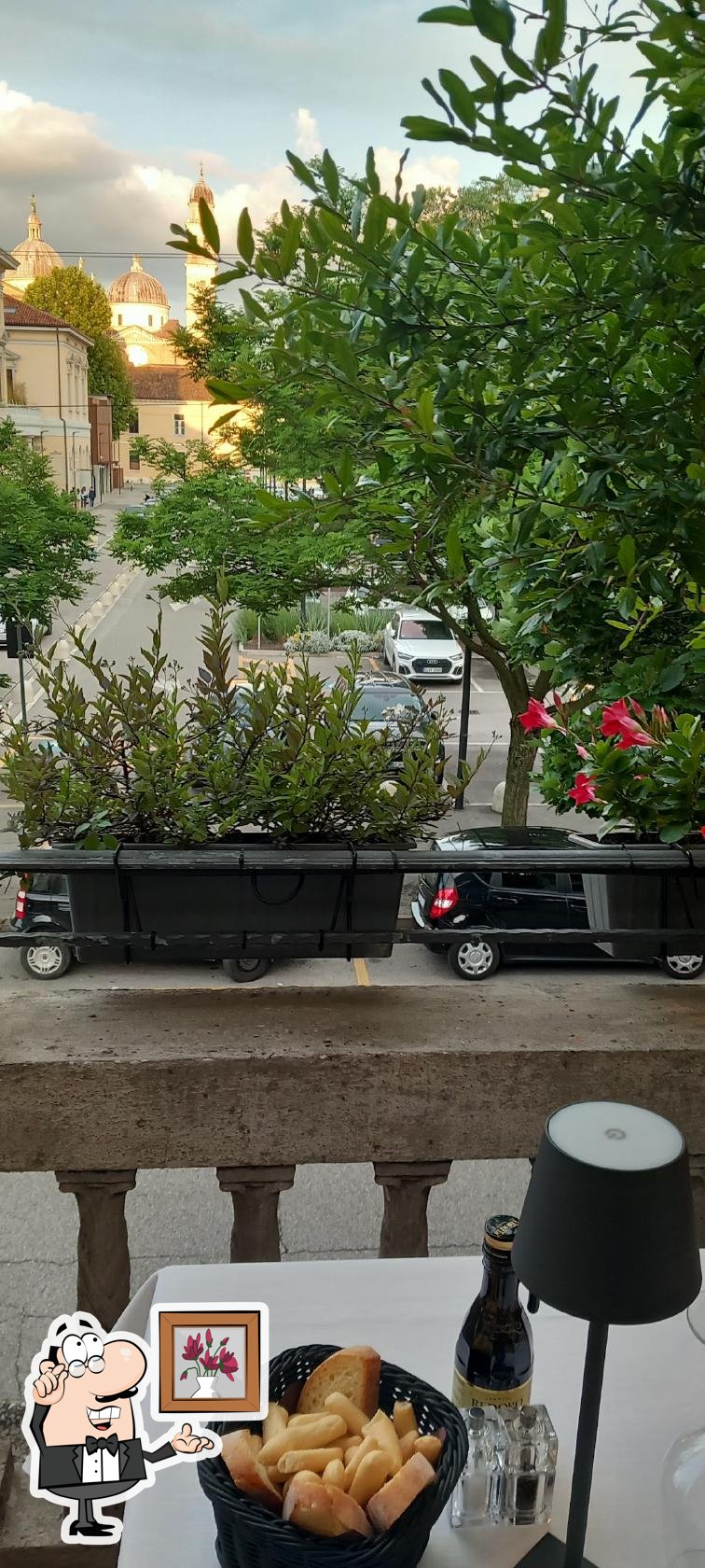 Siediti a un tavolo di Terrazza Carducci.