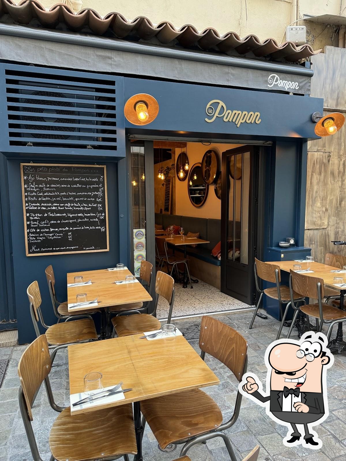 Installez-vous à l'une des tables de Le Pompon.
