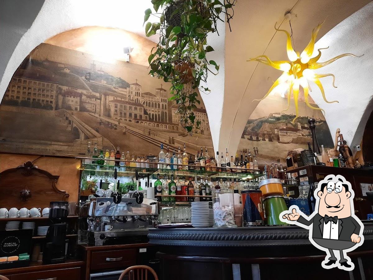 Installez-vous à l'une des tables de Restaurant Café du Soleil.