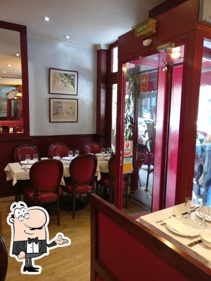 Installez-vous à l'une des tables de Chez Ming.