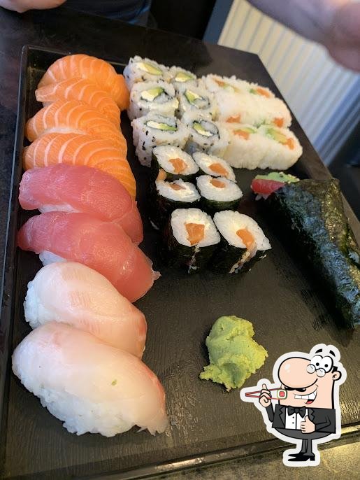 Les sushis sont des aliments populaires provenant du Japon.