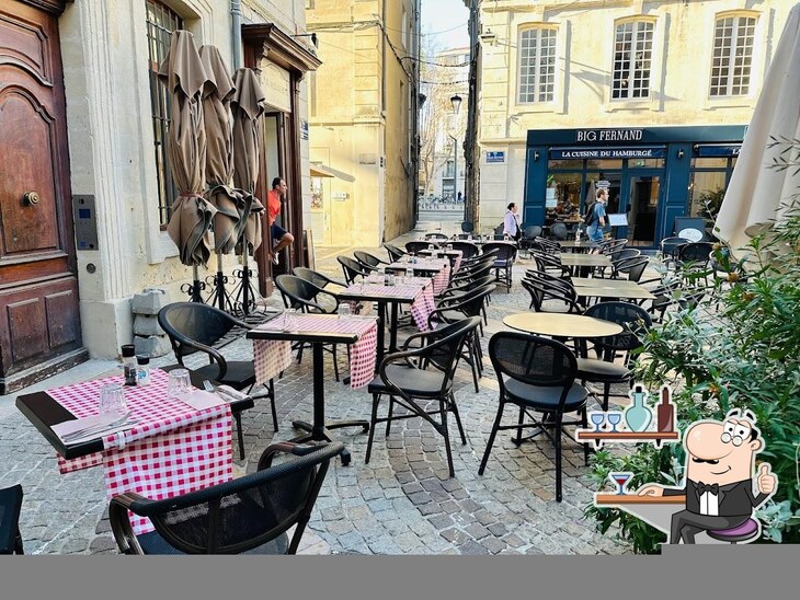 Installez-vous à l'une des tables de L'Ardoise.