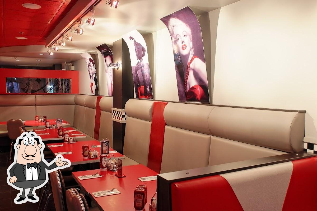 Installez-vous à l'une des tables de Restaurant Rétro 50.