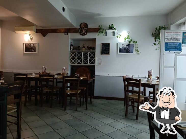 Siediti a un tavolo di Trattoria La Cantina Antica.