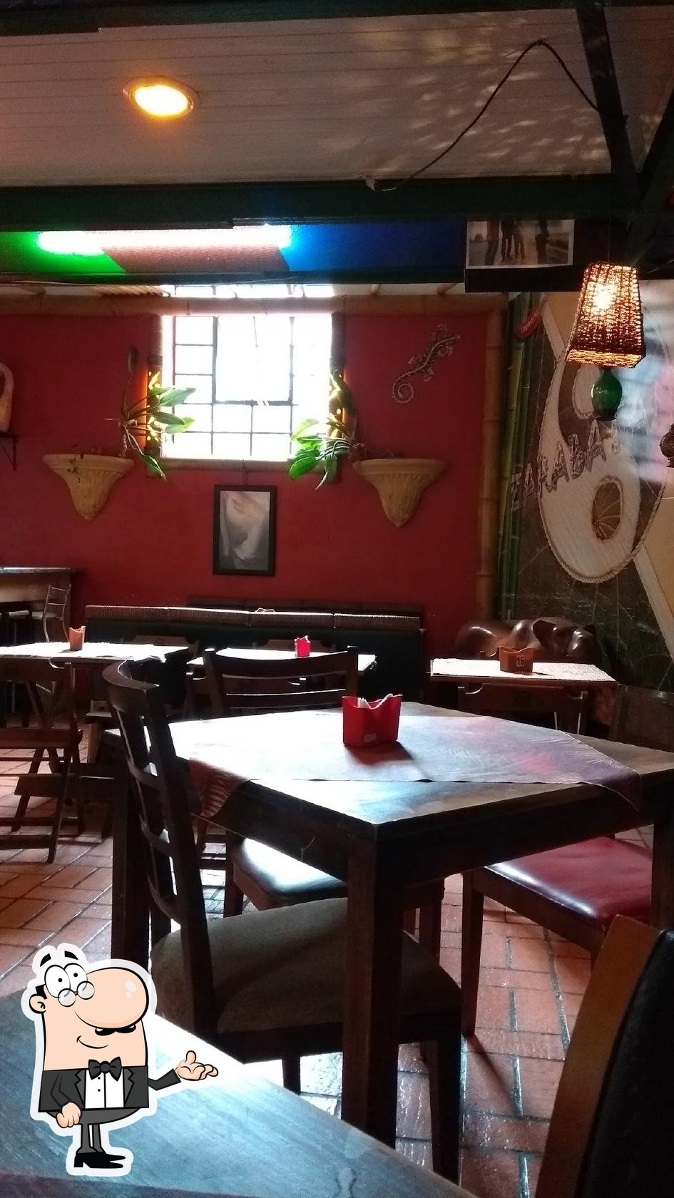 Sente em uma das mesas no Zarabatana Café.