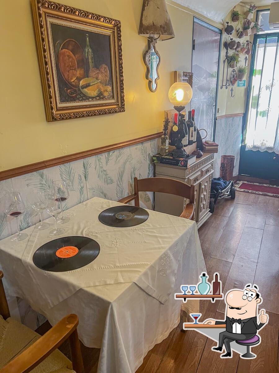 Sente em uma das mesas no Bistro Barão.