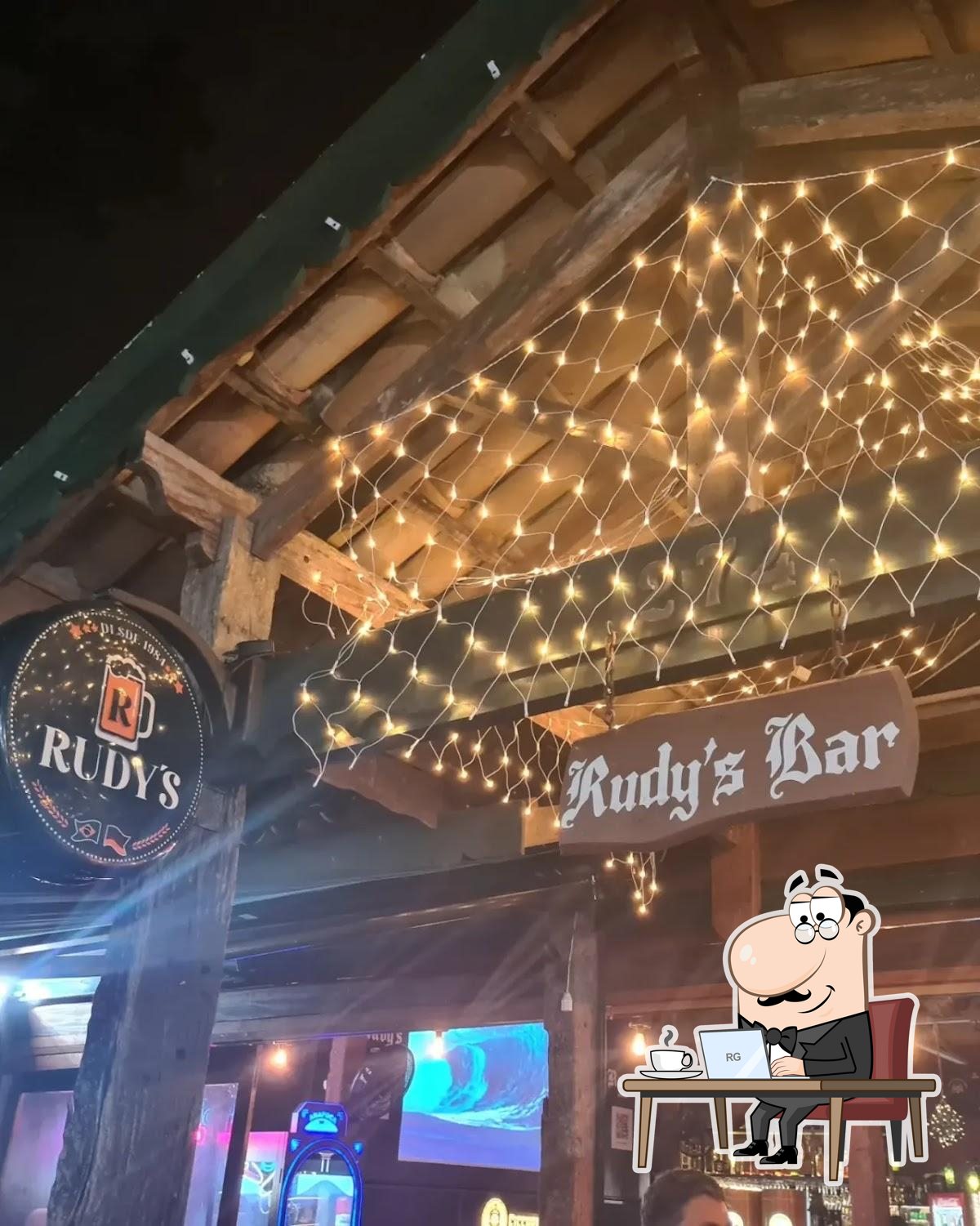 Veja imagens do interior do Rudy's Bar.