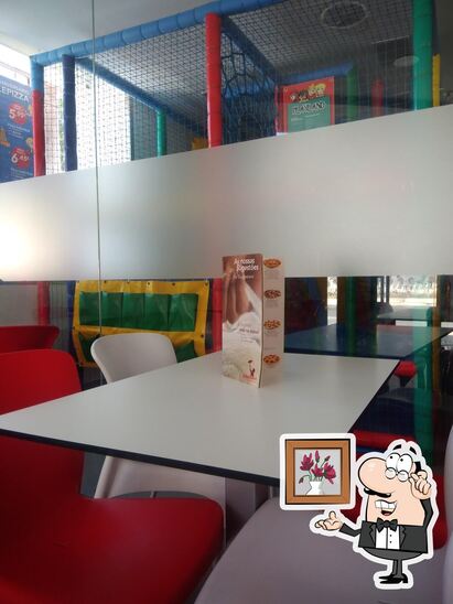 O interior do Telepizza Almada.