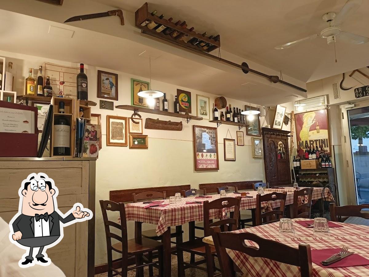 Siediti a un tavolo di Vineria Dal Chiodo.