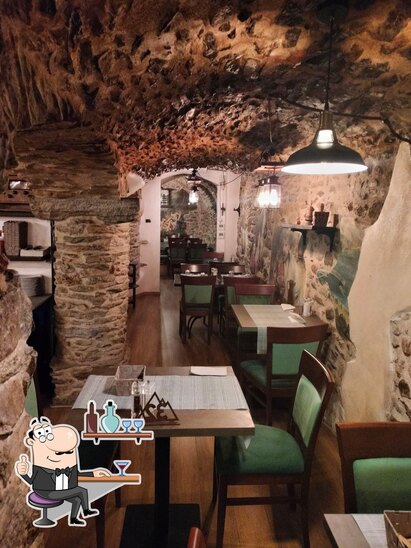 Dai un'occhiata agli interni di Hostaria Del Calvino Trattoria Ristorante Aosta.