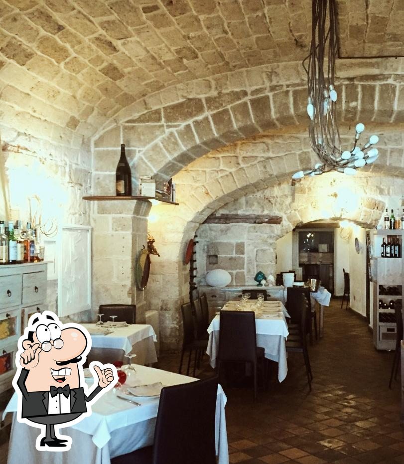 Siediti a un tavolo di La Cecchina - Ristorante di cucina italiana, gourmet, pugliese, miglior pesce e carne locale. Ristoranti a Bari Vecchia.