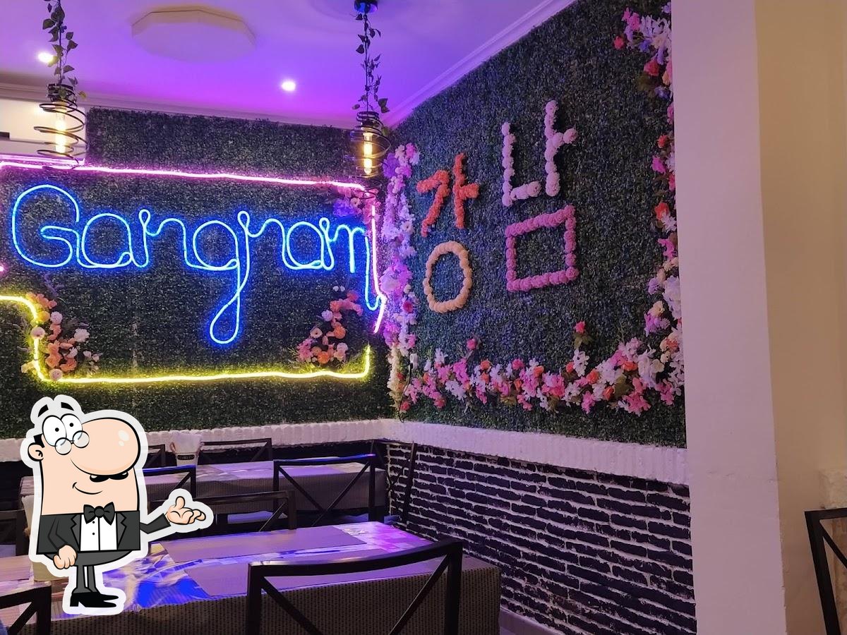 Siéntate a una de las mesas de Restaurante Coreano Gangnam.