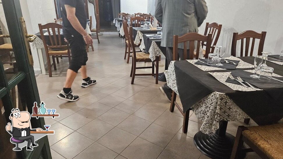 Siediti a un tavolo di La Lampara bar pizzeria osteria.