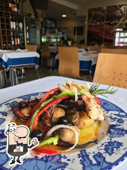 Sente em uma das mesas no Marisqueira Sardinha Cervejaria Restaurante.