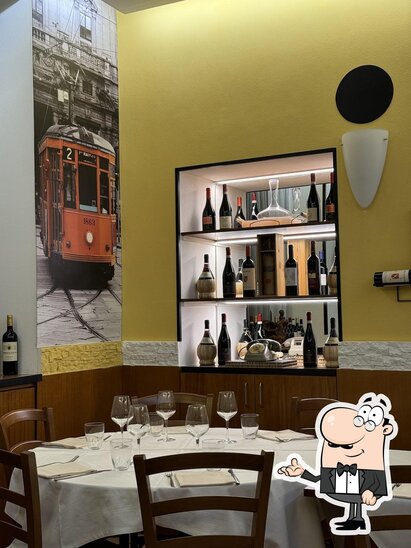 Siediti a un tavolo di Trattoria la vecchia guardia.