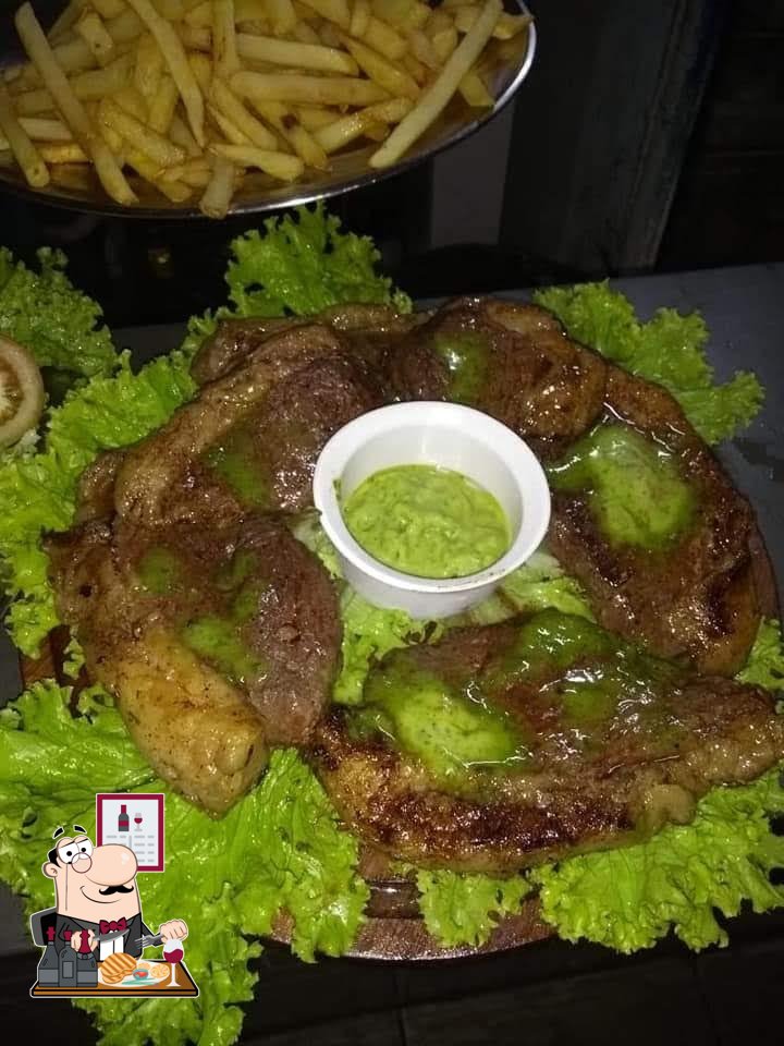 Há uma variedade de pratos para os amantes da carne.