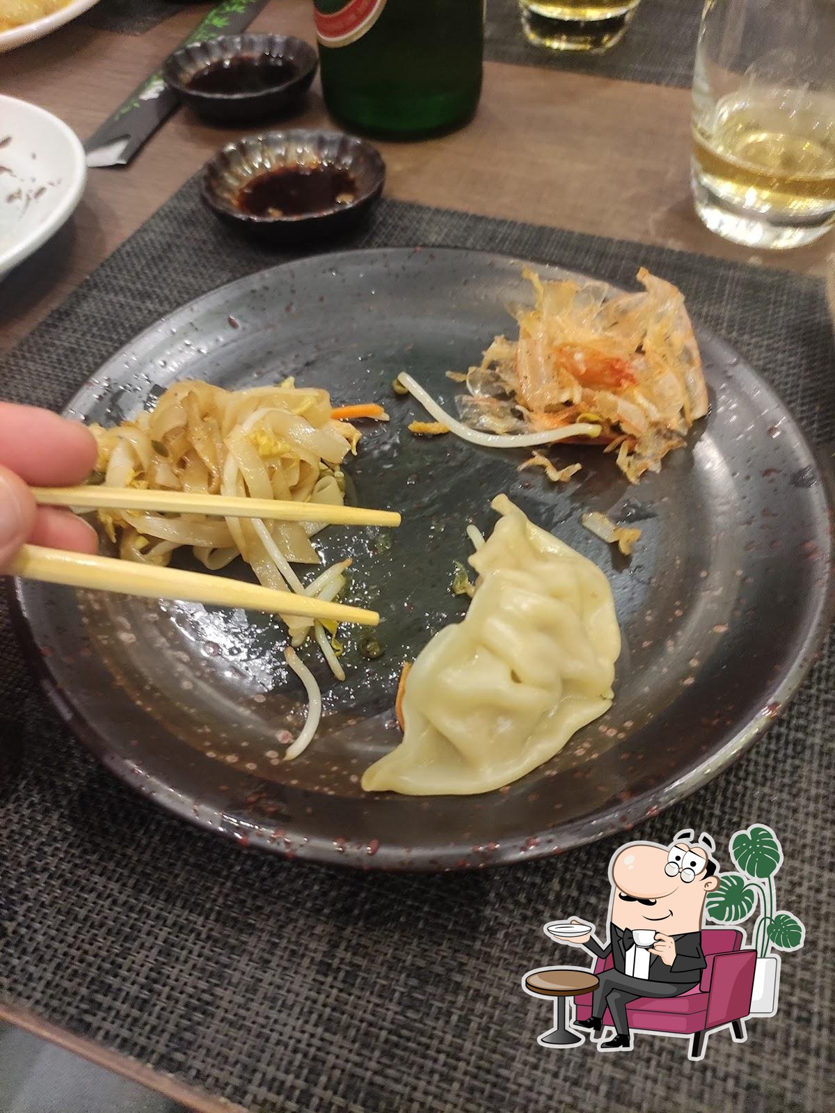 Siediti a un tavolo di Momo Restaurant.