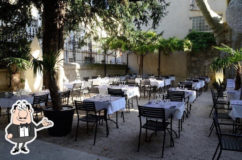 L'intérieur de La Cour d'Honneur - Restaurant Avignon Centre Ville.