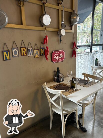 Dai un'occhiata agli interni di Norman Trattoria della tradizione milanese.