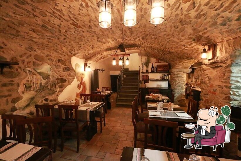 Siediti a un tavolo di Hostaria Del Calvino Trattoria Ristorante Aosta.