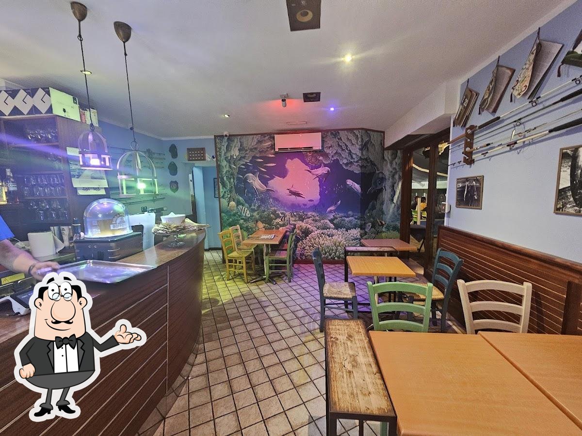 Siediti a un tavolo di Bar Trattoria Nostromo.