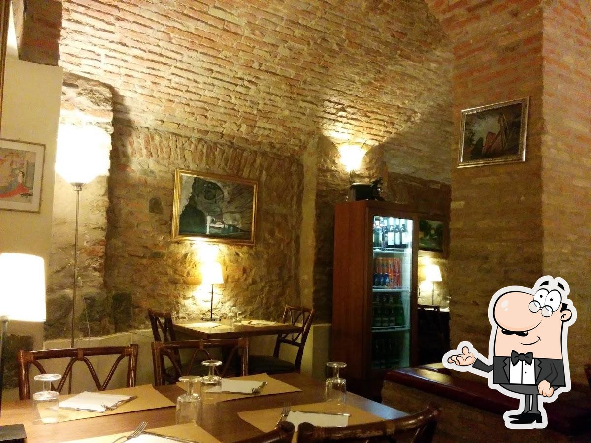 Siediti a un tavolo di Osteria Delle Donzelle.