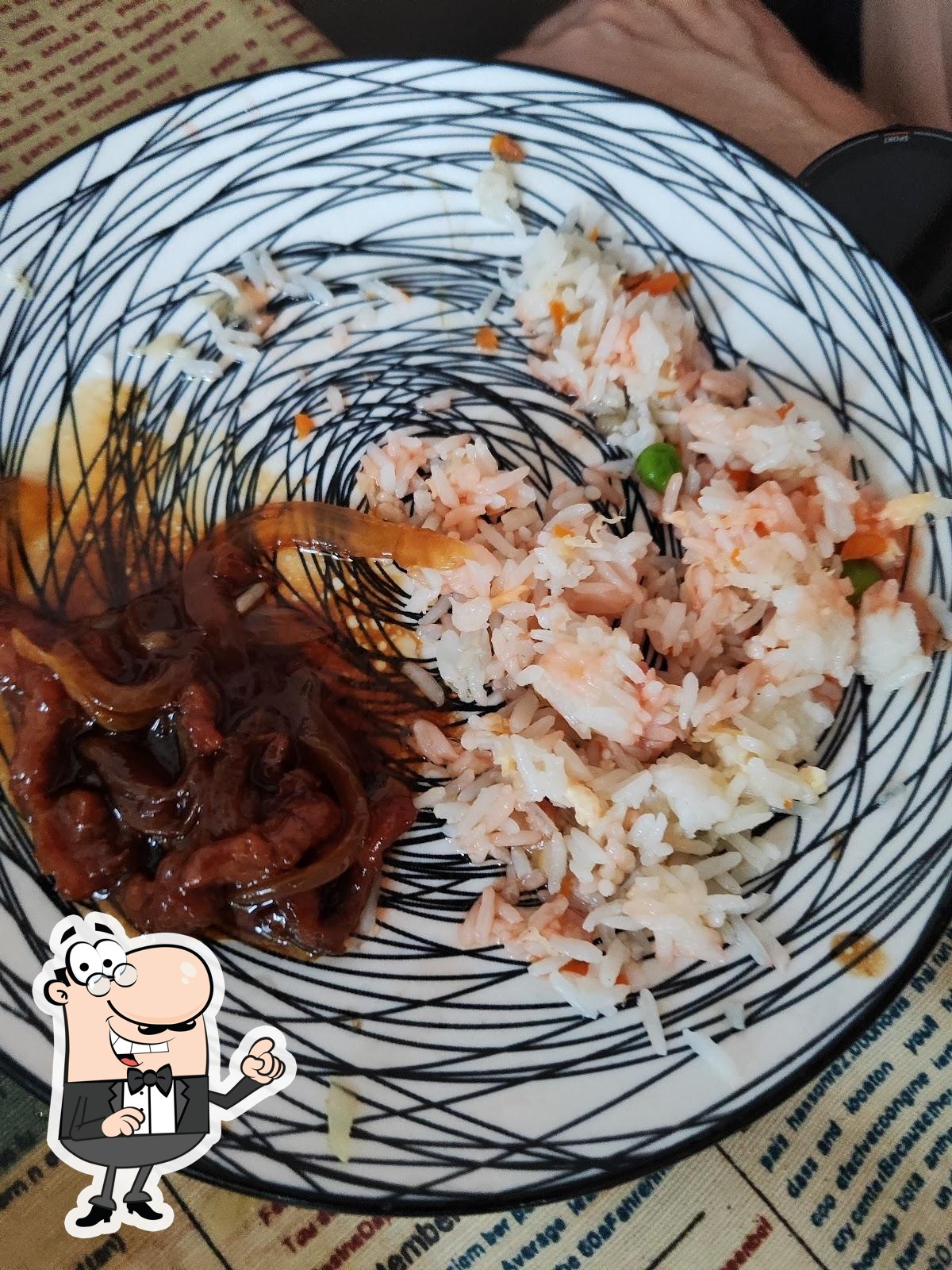 Siéntate a una de las mesas de Restaurante Chino Gran Muralla.