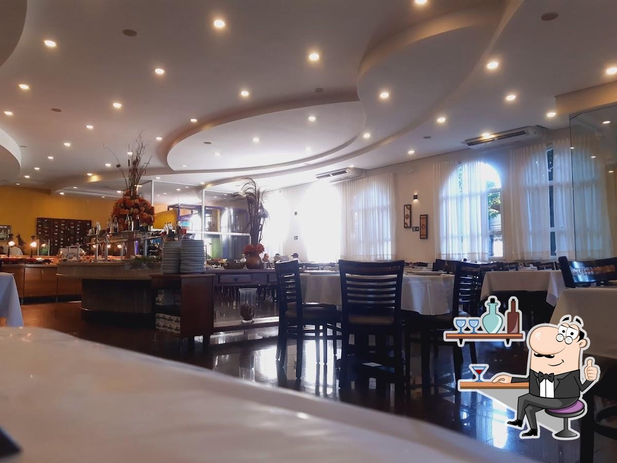 Sente em uma das mesas no Hereford's Churrascaria.