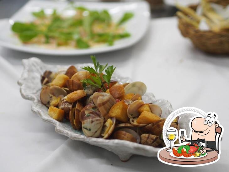 The visitors of Acquapazza can order different seafood meals.