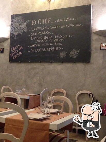 Dai un'occhiata agli interni di La Taverna del Ghetto.