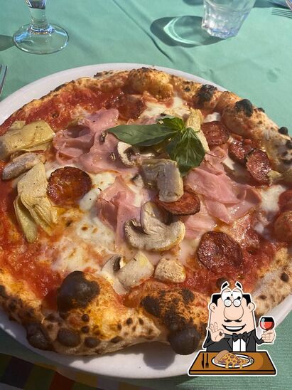 A Ristorante Pizzeria Le Comiche, puoi  goderti una bella pizza.