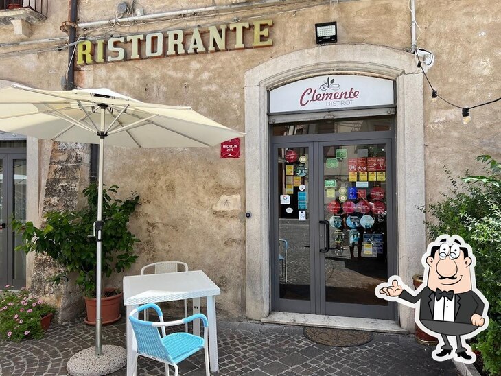 Siediti a un tavolo di Ristorante Clemente.