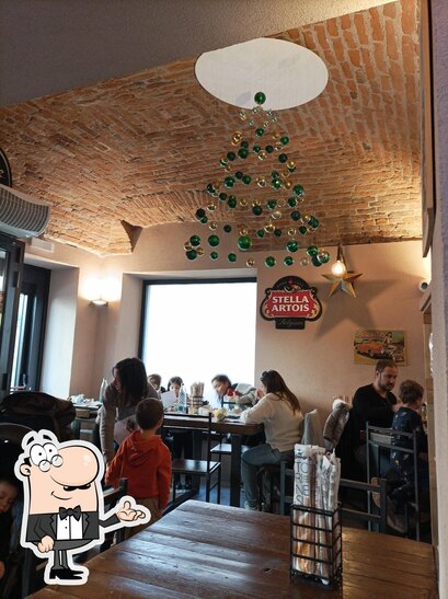 Siediti a un tavolo di Marchesa la Pizzeria.