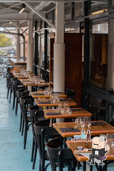 Installez-vous à l'une des tables de Au Bon Graillou.