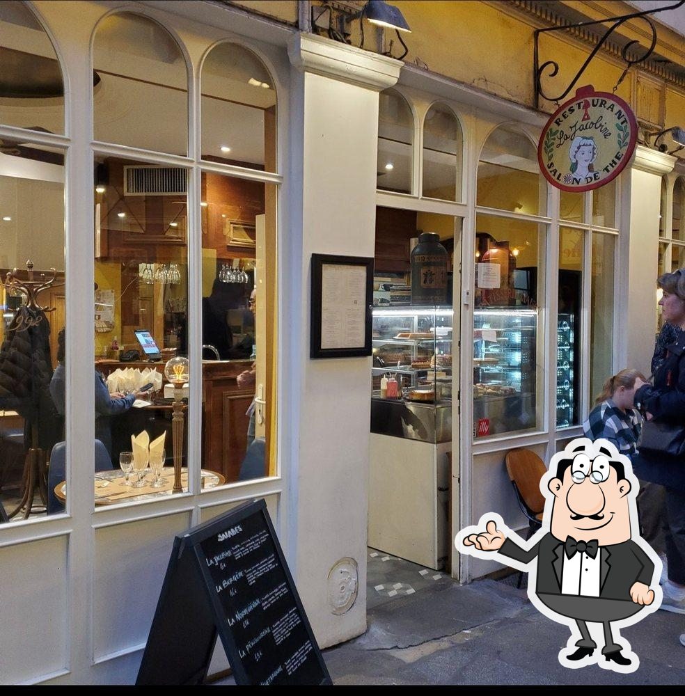 Installez-vous à l'une des tables de La Jacobine.
