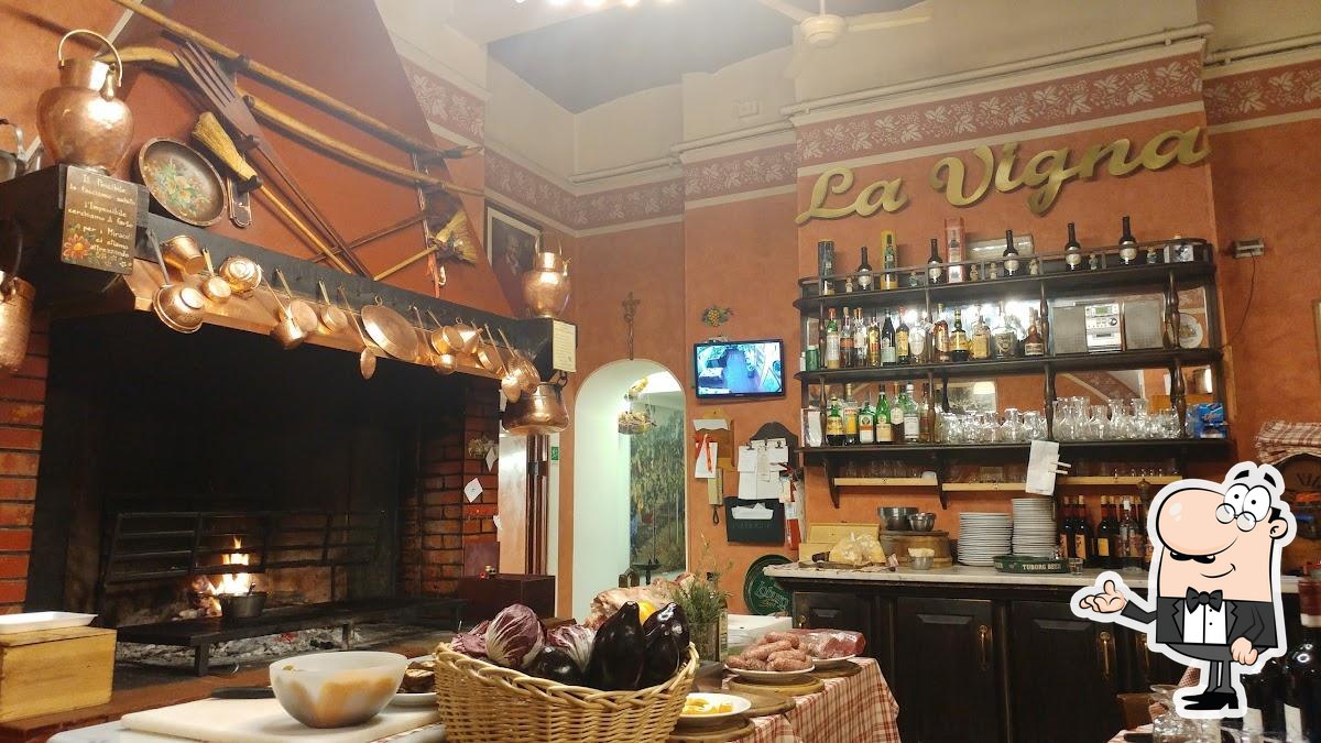 Siediti a un tavolo di Trattoria La Vigna.
