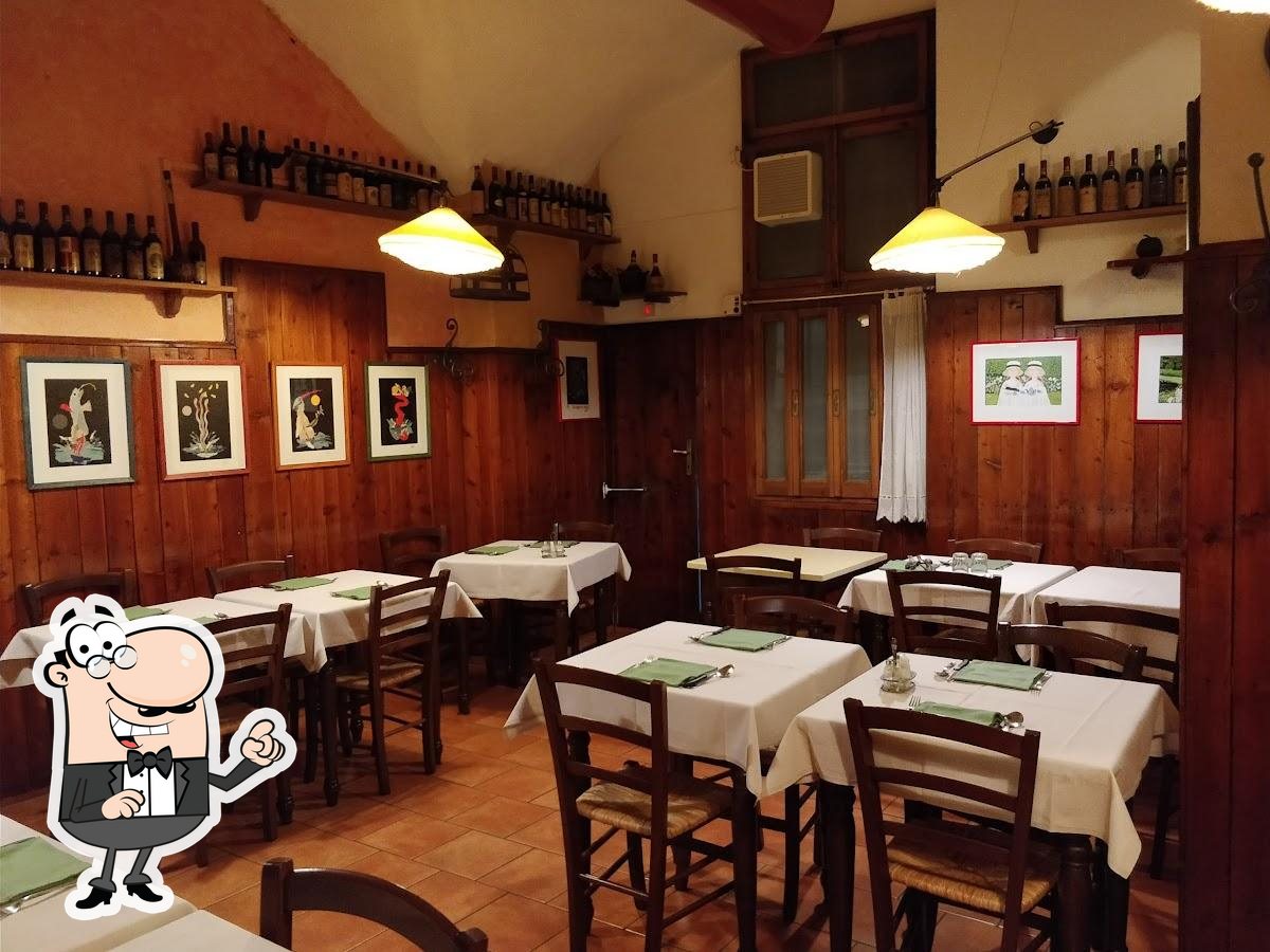 Siediti a un tavolo di Ristorante del Fagioli.