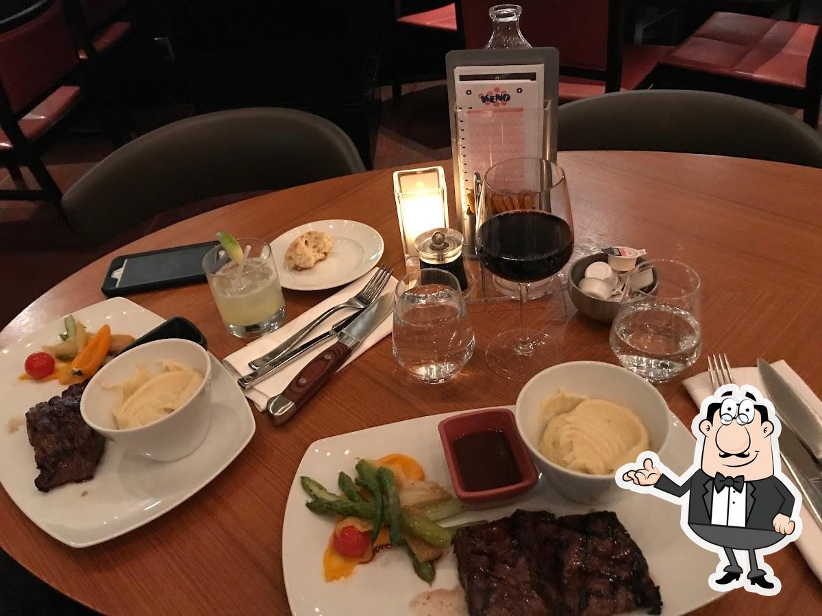 Installez-vous à l'une des tables de Restaurant Le Montréal (Casino de Montréal).