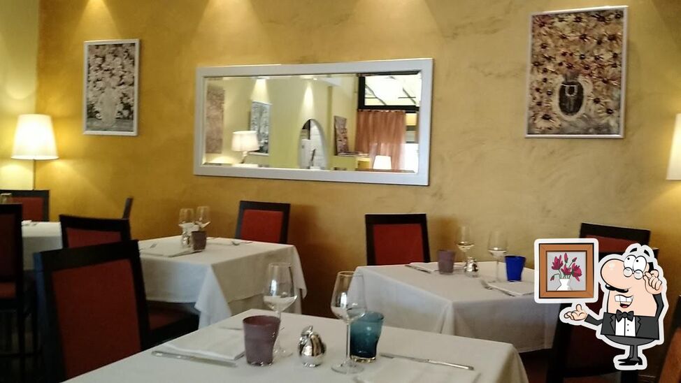 Siediti a un tavolo di Ristorante pizzeria Maxim.